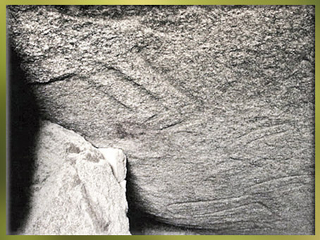 D'après des haches gravées, Table des Marchand, mégalithes, Locmariaquer-Gavrinis, Morbihan, néolithique. (Marsailly/Blogostelle)