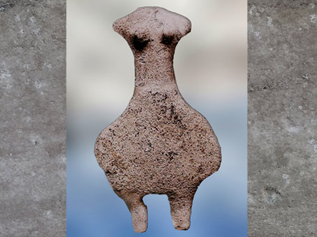 D’après une statuette féminine acéphale, terre cuite, IVe millénaire avjc, Le Fort Harrouard, Eure-et-Loir, France, néolithique. (Marsailly/Blogostelle)