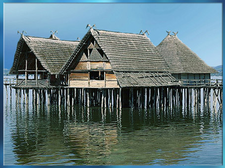 D'après la reconstitution d'un village lacustre sur pilotis, lac de Constance, Unteruhldingen, Allemagne, néolithique. (Marsailly/Blogostelle)
