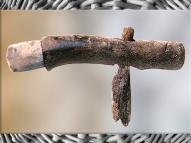 D'après une herminette agricole, silex poli, manche en bois, néolithique. (Marsailly/Blogostelle)