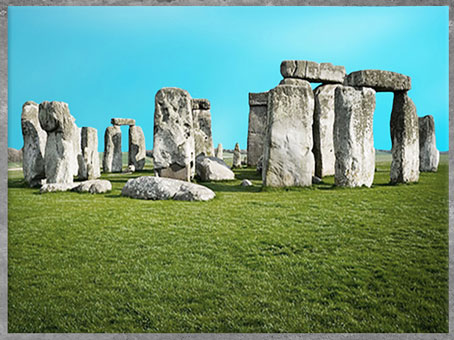 D'après les mégalithes de Stonehenge, entre 3700 et 1600 avjc, Avebury, Angleterre, néolithique et âge du Bronze. (Marsailly/Blogostelle)
