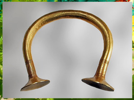 D'après un bracelet-lingot, or, Xe-IXe siècle avjc, Irlande, Bronze final. (Marsailly/Blogostelle)