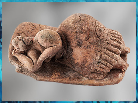 D'après une statuette, femme ou déesse endormie, terre cuite, Hal Saflieni, IVe -IIIe millénaire avjc, Malte, néolithique. (Marsailly/Blogostelle)