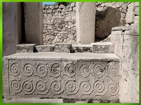 D'après un autel en pierre, à motifs de spirales, temples de Tarxien, mégalithes, Hal Saflieni, IVe- IIIe millénaire avjc, Malte, néolithique. (Marsailly/Blogostelle)