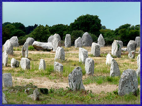 D'après des  alignements de menhirs, pierres fichées en terre, Carnac, Bretagne, France,  néolithique. (Marsailly/Blogostelle)