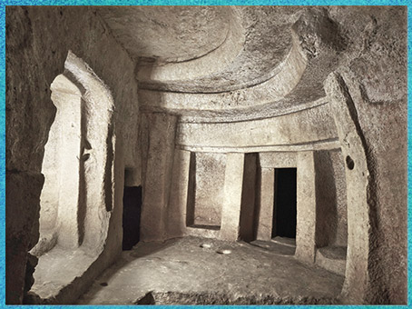 D'après l'hypogée de Hal Saflieni, creusée dans la roche, chambres funéraires, IVe- IIIe millénaire avjc, Malte, néolithique. (Marsailly/Blogostelle)