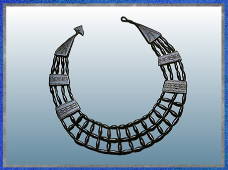 D'après un collier en jais, 100 perles et plaques décorées, Pitkennedy Angus, Grande-Bretagne, Bronze moyen. (Marsailly/Blogostelle)