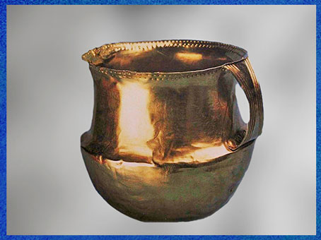 D'après un gobelet en or, forme carénée, Fritzdort, Allemagne, 1900 -750 avjc, âge du Bronze. (Marsailly/Blogostelle)