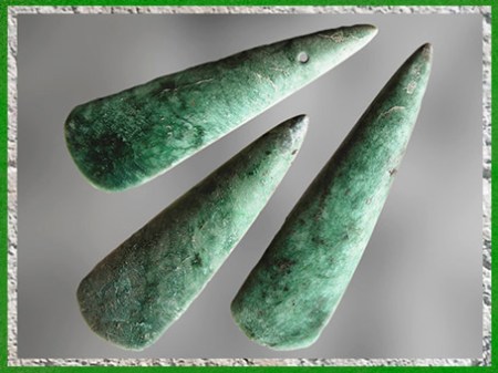 D'après des haches polie, jadéite, outil-symbole du néolithique. (Marsailly/Blogostelle)