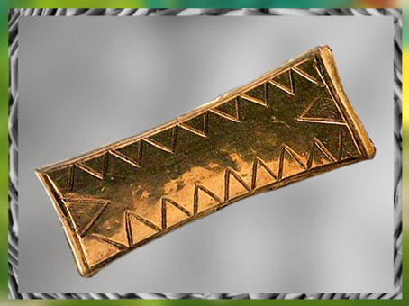 D'après un pendentif, or, motifs triangulaires, tumulus de La Motta, Lannion, Côtes-d'Armor, France, âge du Bronze. (Marsailly/Blogostelle)