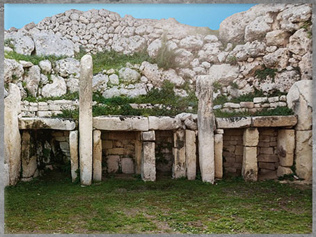 D'après le temple de Ggantija, IVe -IIIe millénaire avjc, complexes mégalithiques de Malte, néolithique. (Marsailly/Blogostelle)