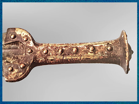 D’après une poignée d'épée dorée à chaud, motifs de triangles, bronze, Niers, Allemagne, âge du Bronze. (Marsailly/Blogostelle)