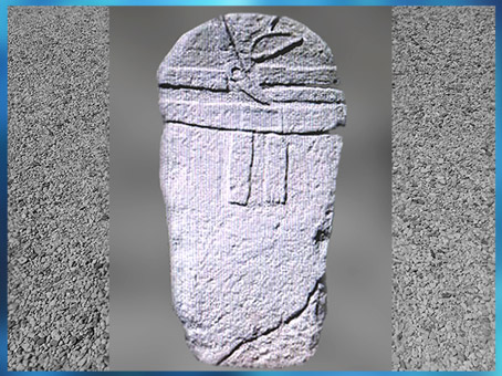 D'après une statue-menhir, avec parures, Aveyron, France, néolithique. (Marsailly/Blogostelle)