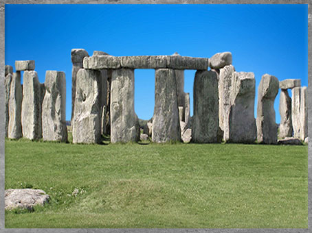 D'après les mégalithes de Stonehenge, entre 3700 et 1600 avjc, Avebury, Angleterre, néolithique et âge du Bronze. (Marsailly/Blogostelle)