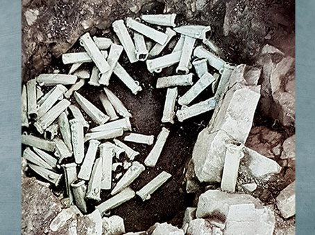 D'après un dépôt de haches à douille, bronze, Côtes-du-Nord, France, âge du Bronze. (Marsailly/Blogostelle)