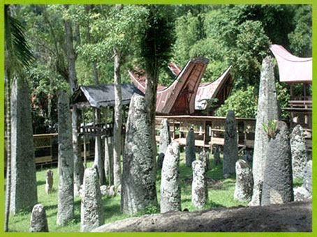 D'après des mégalithes funéraires, à Bori, Indonésie. (Marsailly/Blogostelle)