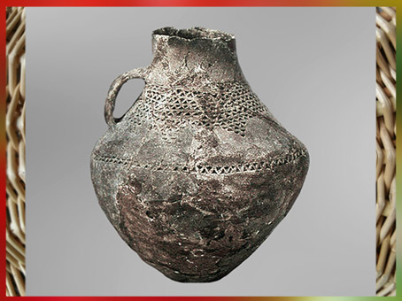 D'après une cruche, terre cuite, décor estampé, grotte des Duffaits, La Rochette, Charente, France, âge du Bronze. (Marsailly/Blogostelle)