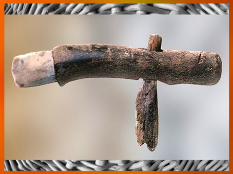 D'après une herminette agricole, silex poli, manche en bois, néolithique. (Marsailly/Blogostelle)