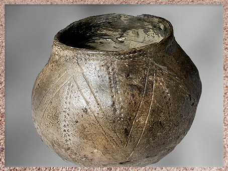 D'après une céramique du Rubané, terre cuite, motifs imprimés, vers 5500 avjc, Haut-Rhin, France, néolithique. (Marsailly/Blogostelle)