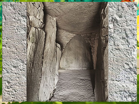 D'après la Table des Marchand, dolmen à couloirs, Locmariaquer- Gavrinis, haches gravées et menhir orné, Bretagne, France, néolithique. (Marsailly/Blogostelle)