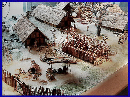 D'après une maquette, reconstitution d'un village Wells, Autriche, période néolithique. (Marsailly/Blogostelle)