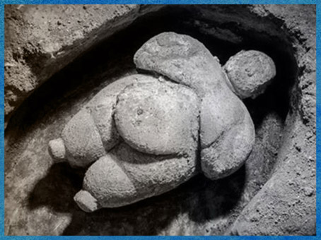 D'après une statuette féminine, possible déesse de la fécondité, terre cuite, 8000 - 5500 avjc, Çatal Höyük, Anatolie, Turquie, Orient ancien, néolithique. (Marsailly/Blogostelle)