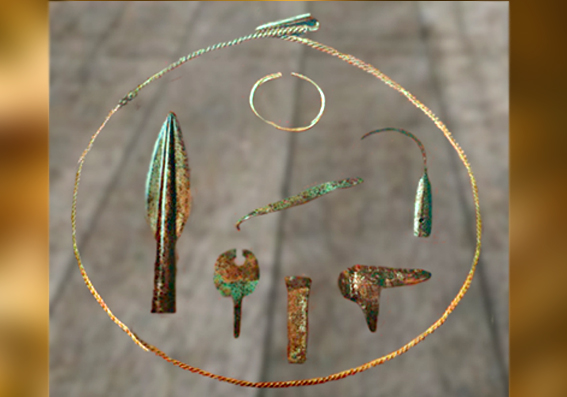 D'après un dépôt votif ou un trésor, objets en bronze, dont une pointe de lance à douille, Calvados, Normandie, France, âge du Bronze. (Marsailly/Blogostelle)