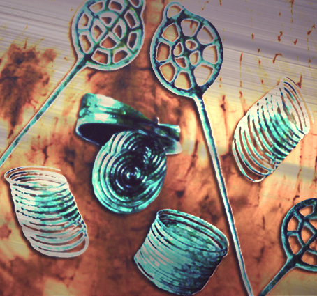 D'après des parures de l'âge du Bronze, spirales et rouelles, mobilier funéraire, Hagueneau, France. (Marsailly/Blogostelle.)