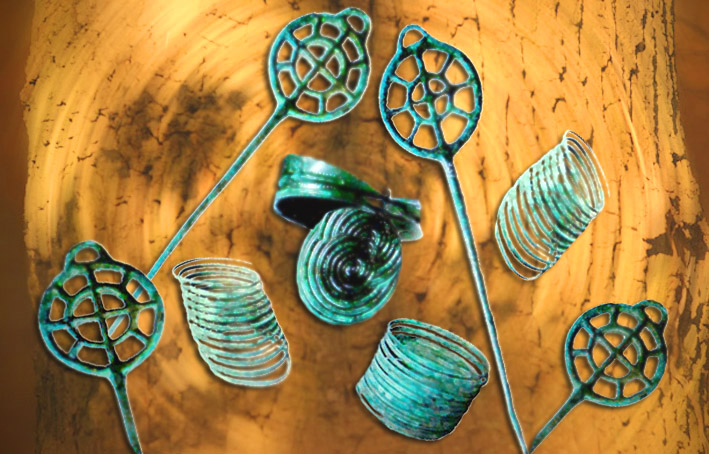 D'après des parures en bronze, dont des épingles à rouelles, mobilier funéraire de Hagueneau, Alsace, France, âge du Bronze. (Marsailly/Blogostelle)