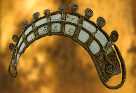 D'après la parure de La Colombine, défense de sanglier et résille de bronze, vers 1200 ans avjc, Bourgogne, France, âge du Bronze. (Marsailly/Blogostelle)