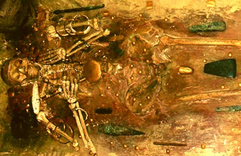 D'après une tombe de Varna, et riche mobilier funéraire, en or et feuille d'or, Bulgarie, âge du Bronze. (Marsailly/Blogostelle)