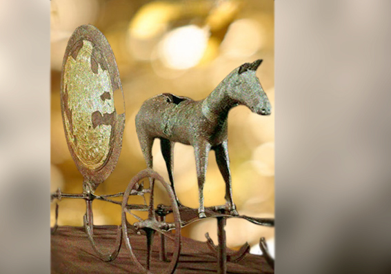 D'après le char solaire de Trundholm, bronze et feuille d'or, vers 1400 ans avjc, Danemark, âge du Bronze. (Marsailly/Blogostelle)