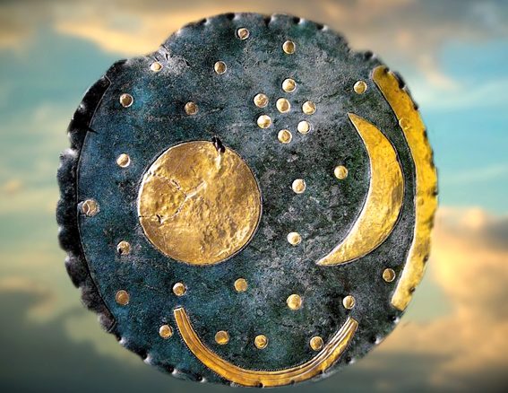 D'après le Disque de Nebra, première représentation du ciel européen, bronze et or, vers 1600 avjc, Allemagne, âge du Bronze. (Marsailly/Blogostelle)