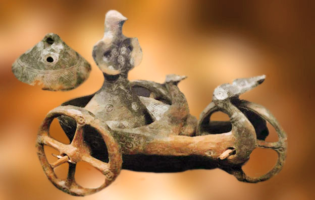 D'après un char rituel, Dupljaja, divinité à tête d'oiseau et palmipèdes, terre cuite, Serbie, Belgrade, âge du Bronze. (Marsailly/Blogostelle)