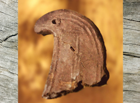 D'après un chenet, céramique, à motif de rapace, France, âge du Bronze. (Marsailly/Blogostelle)