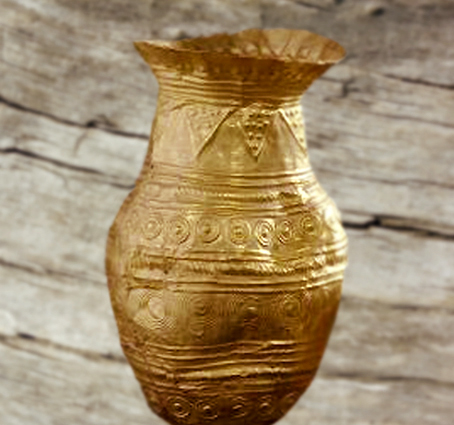 D'après un vase en or, à motifs géométriques et bossettes, âge du Bronze. (Marsailly/Blogostelle)