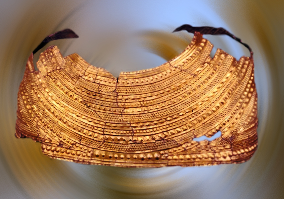 D'après une cape en or, à décor de bossettes, tumulus du Pays de Galle, vers 1900-1600 avjc, Grande-Bretagne, âge du Bronze. (Marsailly/Blogostelle)