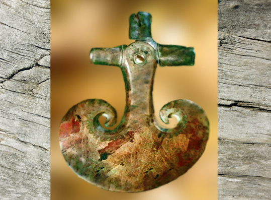 D'après une hache de cérémonie, symbole de prestige, Danemark, âge du Bronze. (Marsailly/Blogostelle)