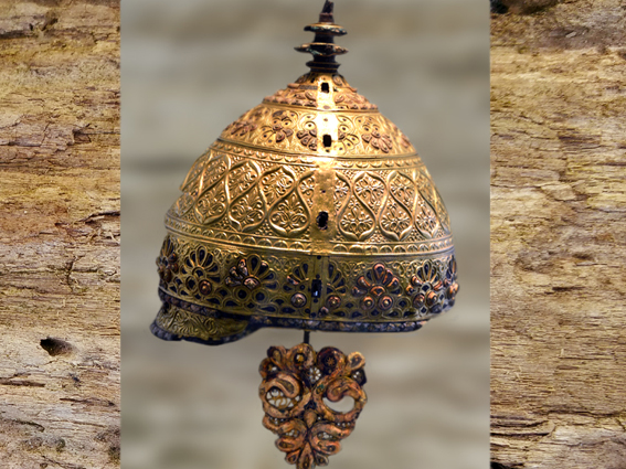 D'après le Casque d'Agris, fer, bronze, or et corail, IVe siècle avjc, La Tène, art celtique, Charente, France. (Marsailly/Blogostelle)