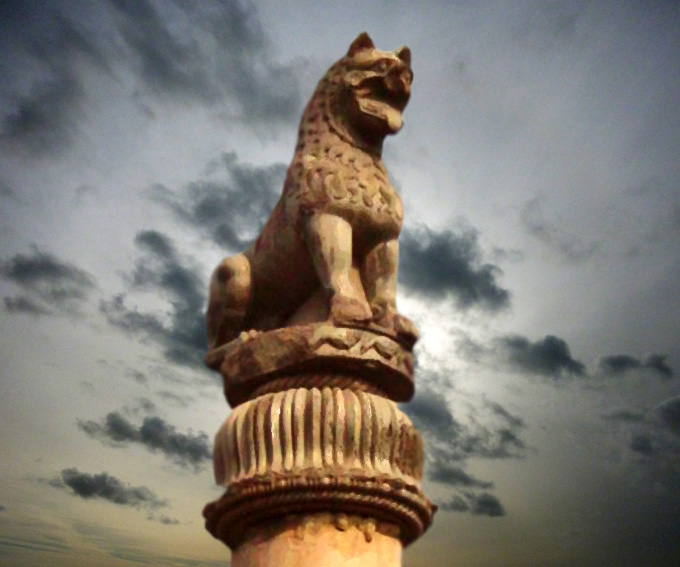 D'après le chapiteau de la colonne de Laurya, IIIe siècle avjc, Nandangarh, Nord, style Maurya, Inde ancienne. (Marsailly/Blogostelle)