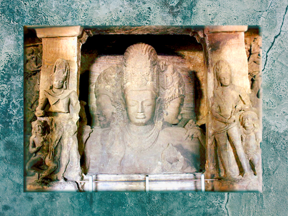 D'après le thème de la trinité hindoue, qui réunit Brâhma (au centre), Shiva et Vishnu, VIIe siècle apjc, île d'Éléphanta, Inde ancienne. (Marsailly/Blogostelle)