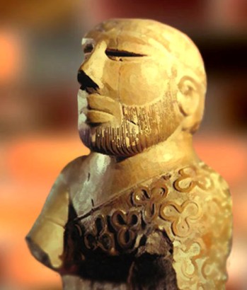 D’après un buste d'homme barbu, ronde bosse, stéatite cuite, Mohenjo-Daro, fin IIIe millénaire avjc, civilisation de l'Indus. (Marsailly/Blogostelle)