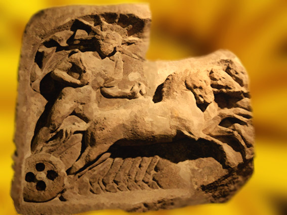 D'après le dieu grec Hélios, divinité du Soleil sur son char, relief sculpté, Bruxelles. (Marsailly/Blogostelle)