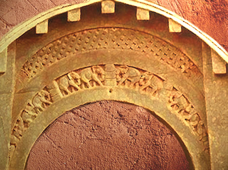 D'après la frise d'éléphants de l'entrée, caverne Lomas Rishi, IIe-Ier siècles avjc, Bihar, Nord, Inde ancienne. (Marsailly/Blogostelle)