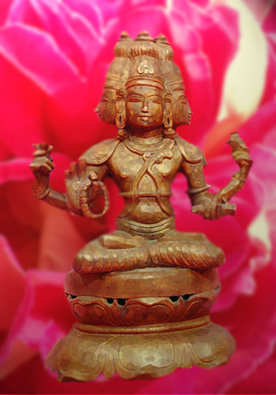 D'après une sculpture en ronde bosse du dieu Brâhma sur le lotus, Sri Lanka. (Illustration Marsailly/Blogostelle.)