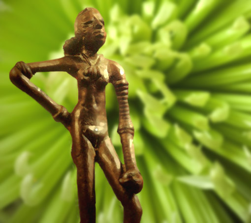 D'après une figure féminine parée de bracelets, haute de 11 cm environ, Mohenjo-Daro, entre 2500 et 1800 avjc, civilisation de l'Indus. (Marsailly/Blogostelle)