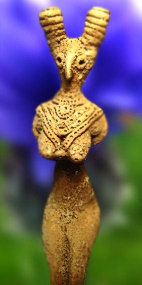 D'après une statuette en terre cuite de la vallée de l'Indus. Deux grands chignons et une abondante parure habille une nudité féminine aux seins lourds... (Illustration Marsailly/Blogostelle.)