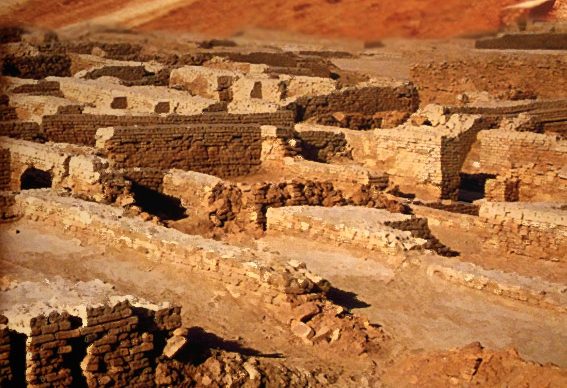 D'après les vestiges d'habitations construites en briques cuites, cité de Mohenjo-Daro, entre 2500 ans avjc et 1800 avjc, civilisation de l'Indus, Inde ancienne. (Marsailly/Blogostelle)
