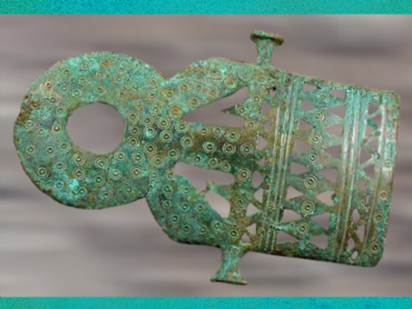 D'après une attache de ceinture, bronze période de Hallstatt, art Celte, premier âge du Fer (Marsailly/Blogostelle)