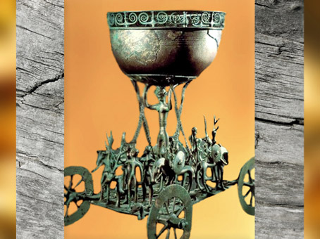 D'après le char en bronze de Strettweg,  civilisation de Hallstatt, Autriche, art celte, premier âge du Fer. (Marsailly/Blogostelle)